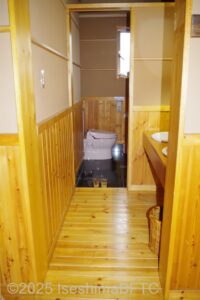 2階共用女性用トイレ入口