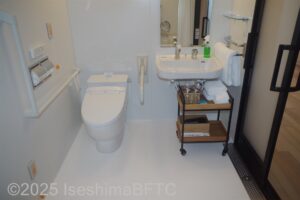 113号室　トイレと洗面台