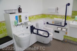 多目的トイレの室内を別の角度から写した写真。