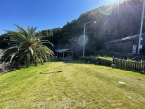オートキャンプ場　水場棟と焚火棟の遠景