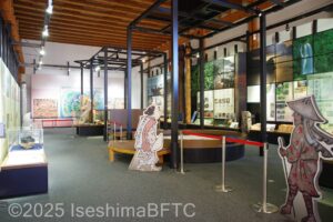 展示棟 常設展示室のようす。パネル映像なの展示物が見える。