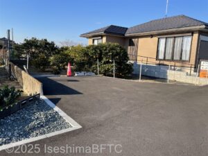 屋根なしの駐車スペース
