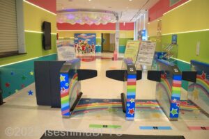 建物内にあるゲートのようす。ゲートや壁はカラフルにペイントされていて、ワクワク感を演出している。