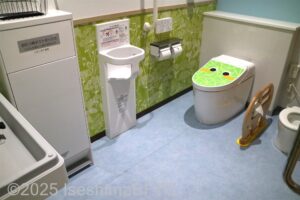 車いす対応トイレの室内のようす。