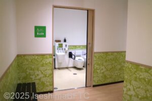 多目的トイレ個室の入口のようす。スライドドアになっている。