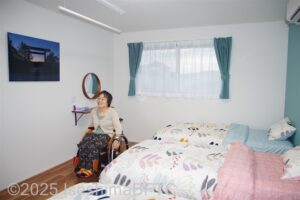 洋室1に車いすの女性がいるようす