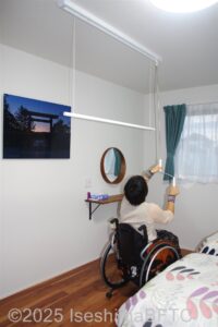 室内物干しを操作する車いすの女性