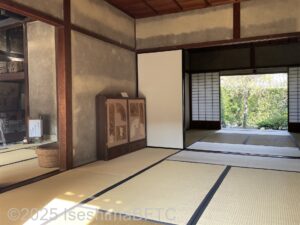 裏庭から室内を眺めたようす。畳敷きの続き間が見える。