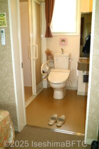 車いす対応トイレ左U字てすりのみ