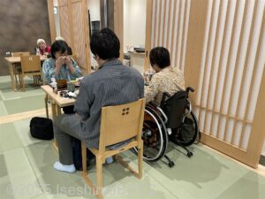 テーブルにつく車いす使用者
