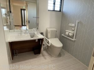 車いす対応トイレ内部