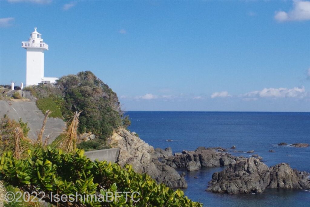 あのりさき灯台の遠景。左側の岬の先に白い灯台が立つ。