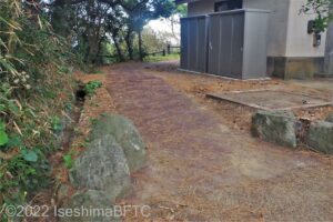 休憩舎の横から続く舗装された遊歩道のようす。