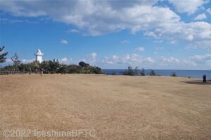 広い芝生広場のようす。左端に白い灯台が見える。