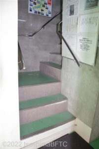 灯台内部の階段。階段は狭く、人がかろうじてすれ違えるほどの幅。壁の両側に手すりが付いている。