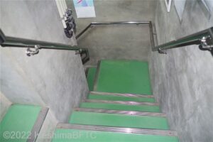 この灯台は四角柱の形なので、らせん階段でなはく、踊り場があって直角に曲がりながら登る。