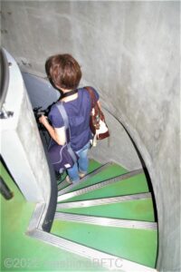 上部のらせん階段のようす。幅はさらに狭い。