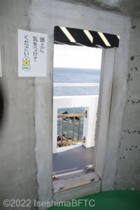 展望部分への出口。足元には段差あり。上部は頭をぶつけそうなほど低い。