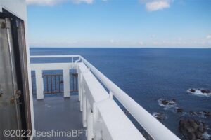 灯台が四角い形をしているので、展望部も四角く取り囲む。360度のパノラマで、景色が違う的矢湾と太平洋の両方を目にすることができる。