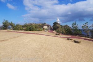 芝生広場の右奥にある遊歩道のようす。