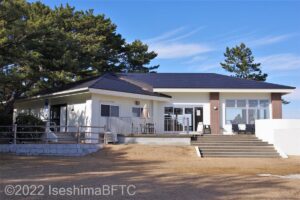 安乗埼灯台休憩の舎外観。平屋建ての白い建物。