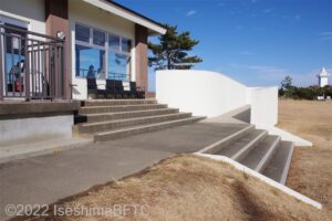 休憩舎を芝生広場の方から見たようす。