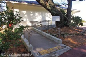 休憩舎トイレ側入口へのスロープ。ここからだと段差なしで建物の中にはいることができる。