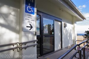 スロープの先にある入口のようす。扉はガラスの引き戸になっている。