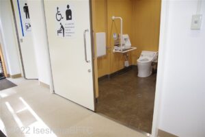 車いす対応トイレの入口のようす。