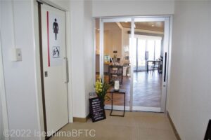 トイレ側から入カフェの入口。段差はない。
