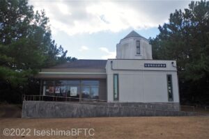 安乗埼灯台資料館の外観のようす。屋根の右側上には、灯台を模した塔が建っている。