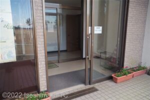 灯台資料館の入口のようす。扉はガラス製の引き戸になっている。入口に段差はない。