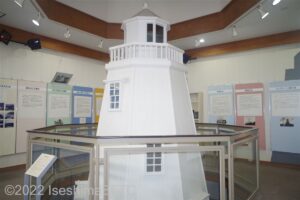 展示室に飾られている初代安乗崎灯台の模型。現在と違い8角形の形をしている。