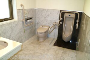 入って正面奥に小便器、左奥に、たて置きに洋式便器