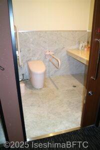 女性用車いす対応トイレ入口
