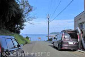 駐車場から海水浴場へ向かう途中で海が見えてくるようす