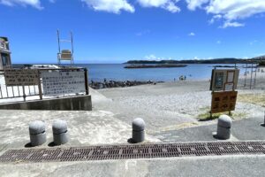 道路の突き当たりから見た浜のようす
