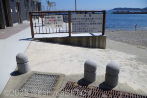 管理棟から浜へのスロープ