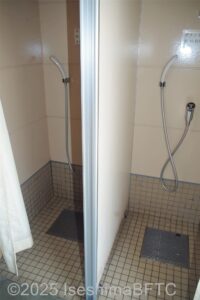 女性用更衣室内のシャワーブース