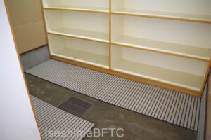 男性用更衣室内部