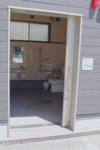 管理棟車いす対応トイレの入口