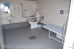 入って右奥に、よこ置きに便器