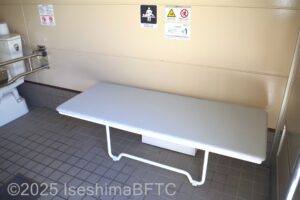 車いす対応トイレ内のユニバーサルシート