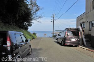 旅館かめやの横から海が見えるようす