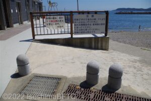 管理棟から浜へのスロープ