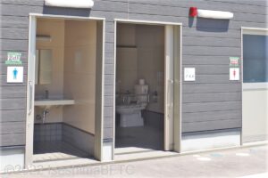 管理棟　男性用トイレと車いす対応トイレの入口