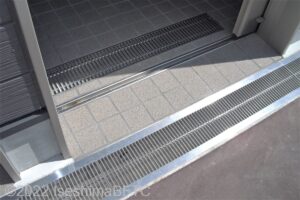 引戸下のグレーチング