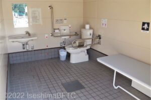 車いす対応トイレ内部