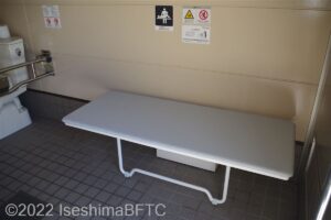 車いす対応トイレ内のユニバーサルシート