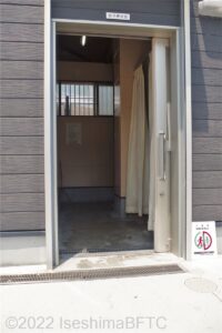 女性用更衣室入口